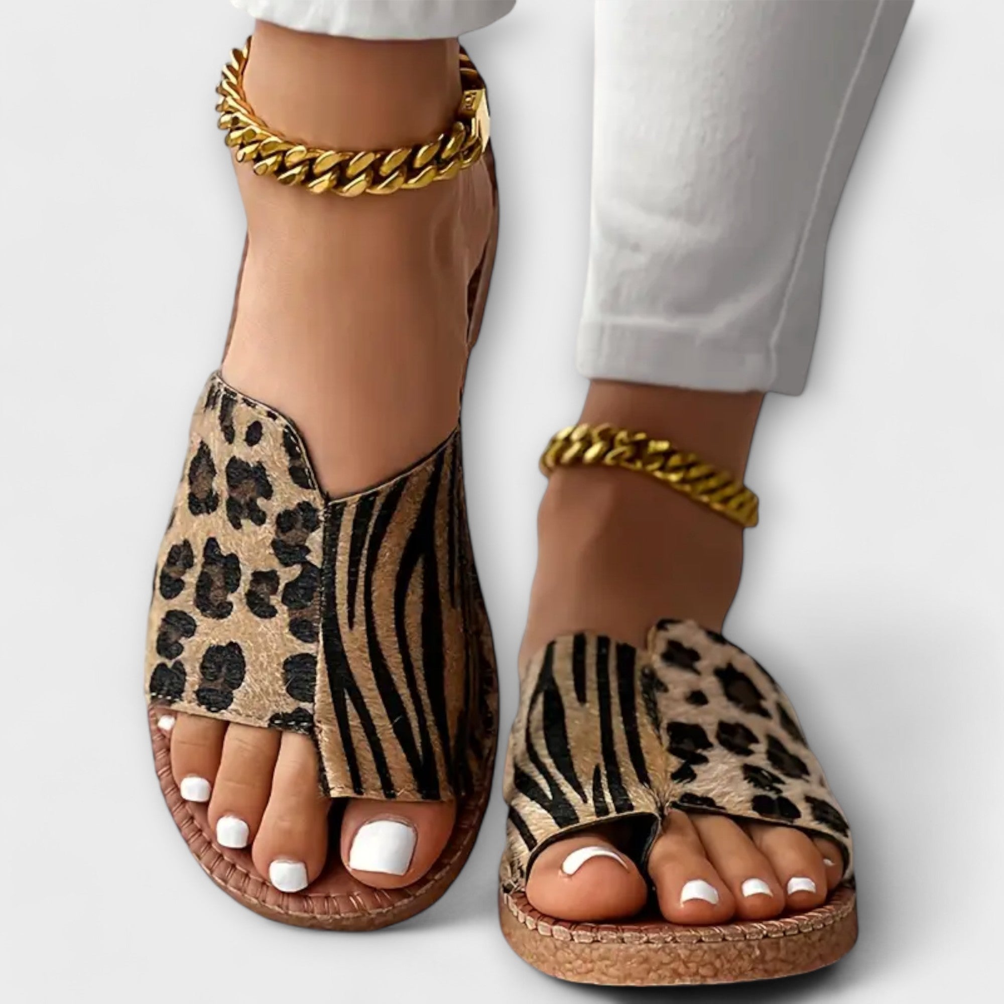 SCHICKE ZWEIFARBIGE PANTOLETTEN MIT LEOPARDENMUSTER™