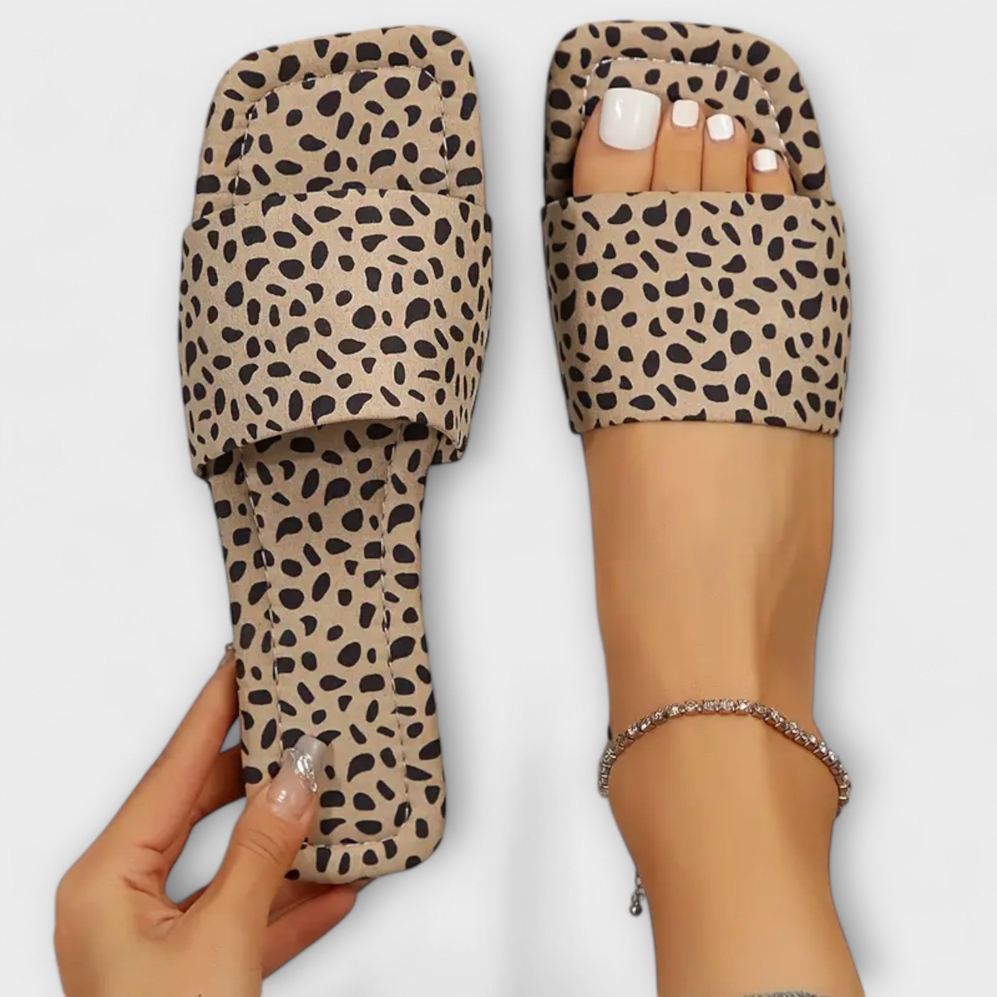 FLACHE SLIPPER MIT LEOPARDENMUSTER™
