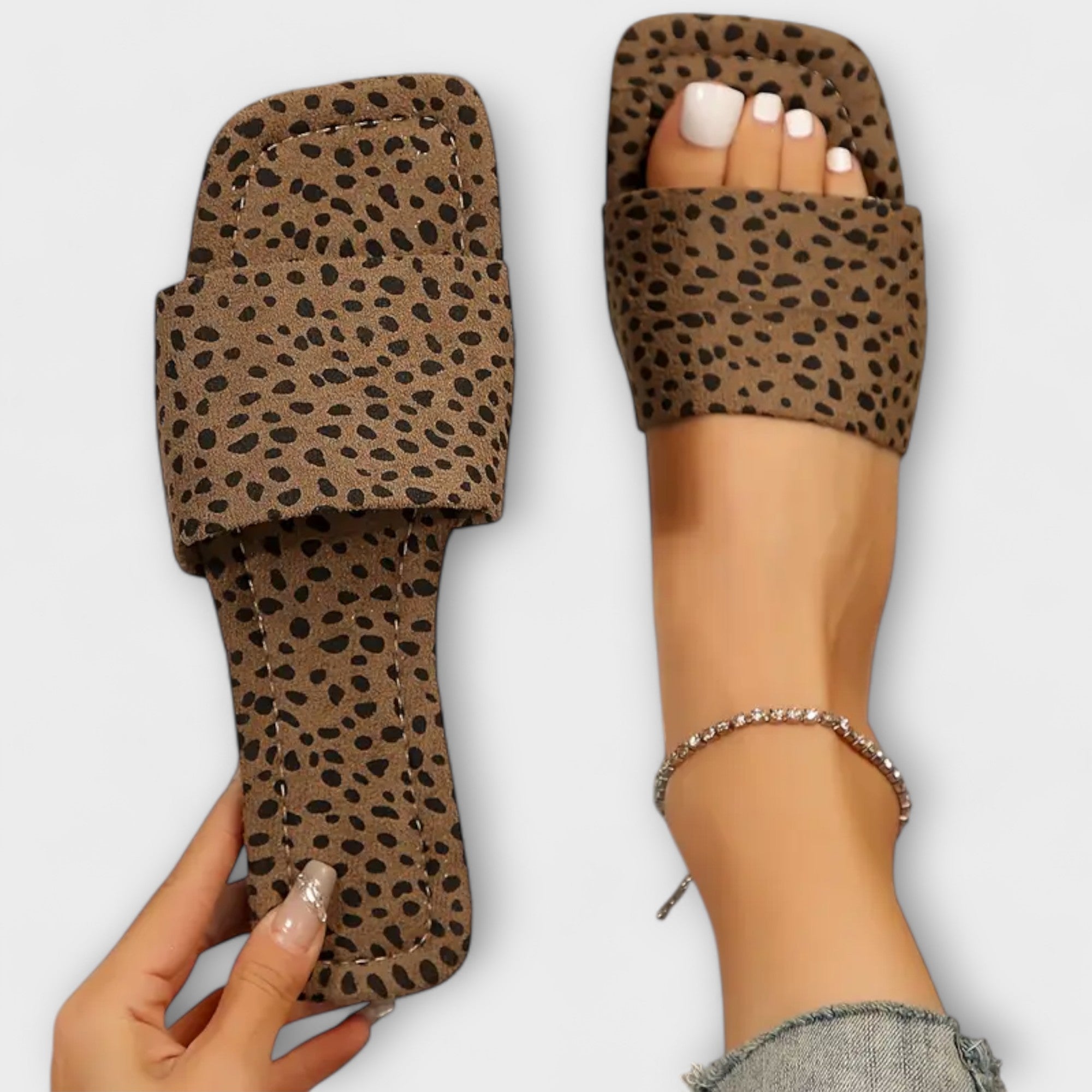 FLACHE SLIPPER MIT LEOPARDENMUSTER™